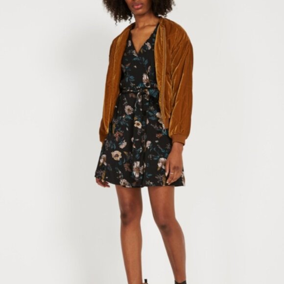 Frank and Oak | Floral Printed Blazer Dress - Picture 3 of 11